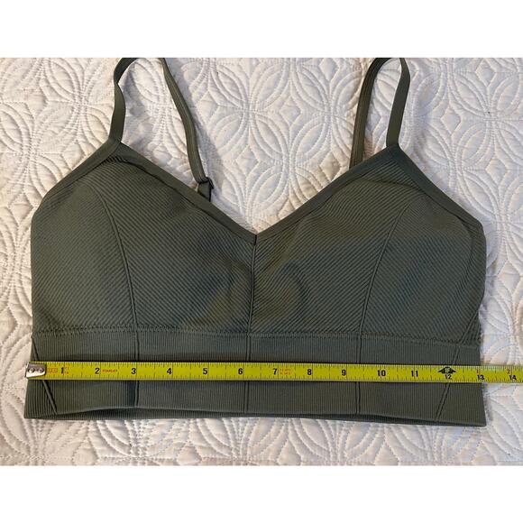 Aerie Offline sports bra
Sage green
Size Lg - Picture 3 of 3
